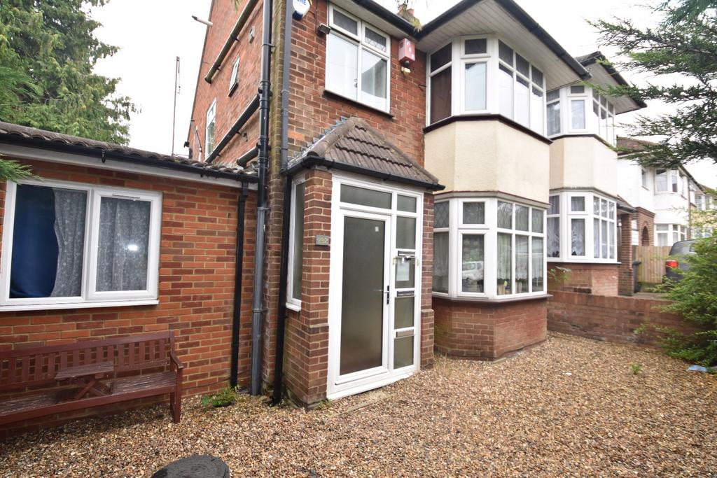 Crawley Green Road, Luton... 1 bed ground floor flat £900 pcm (£208 pw)