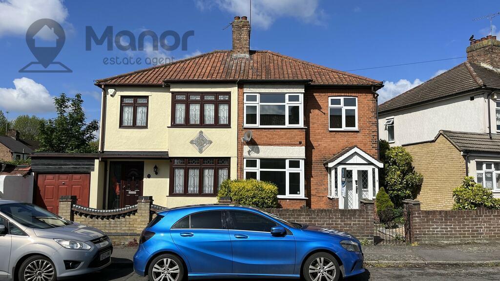 Norwood Avenue, Romford, RM7 0QD 3 bed semidetached house £2,000 pcm