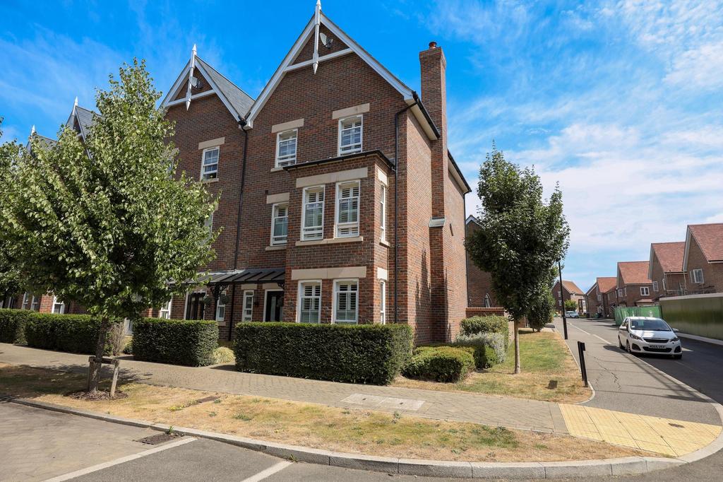 Wyvern Way, Burgess Hill, RH15 5 bed townhouse - £600,000