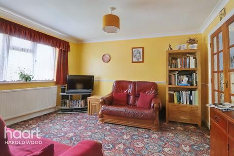 39 Trowbridge Road, Romford, RM3 8YW