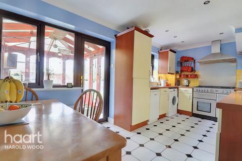 39 Trowbridge Road, Romford, RM3 8YW