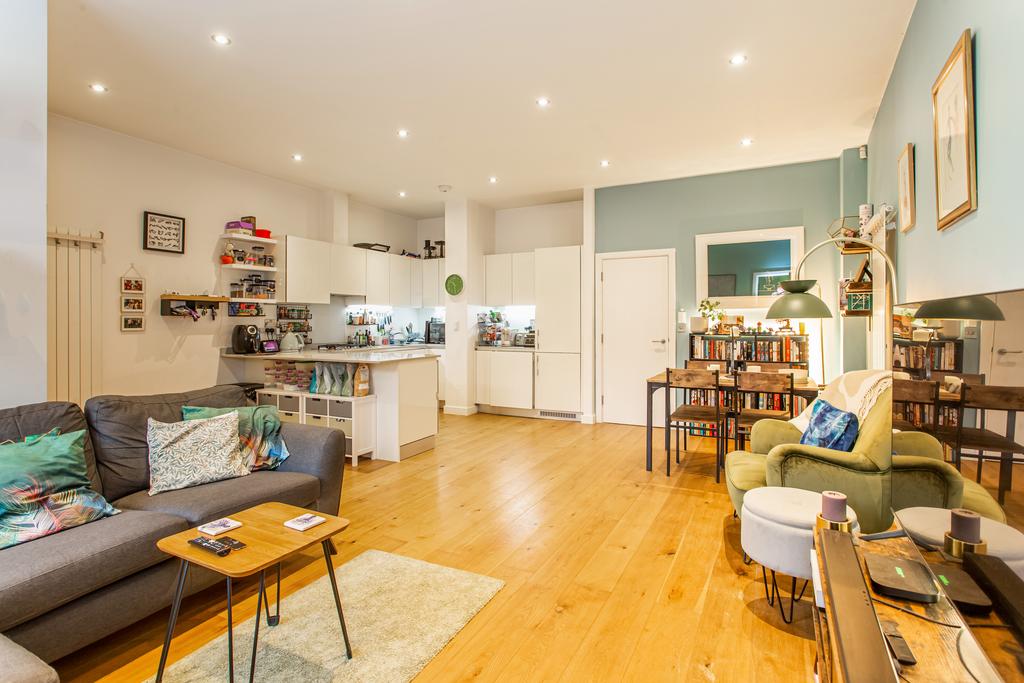 Halesworth Court, E3 2 bed flat for sale £615,000