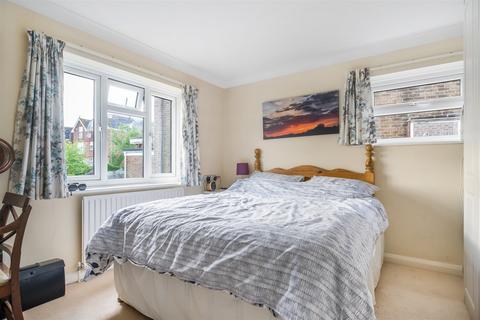 4 Barnhouse Close, Pulborough, RH20 2HT