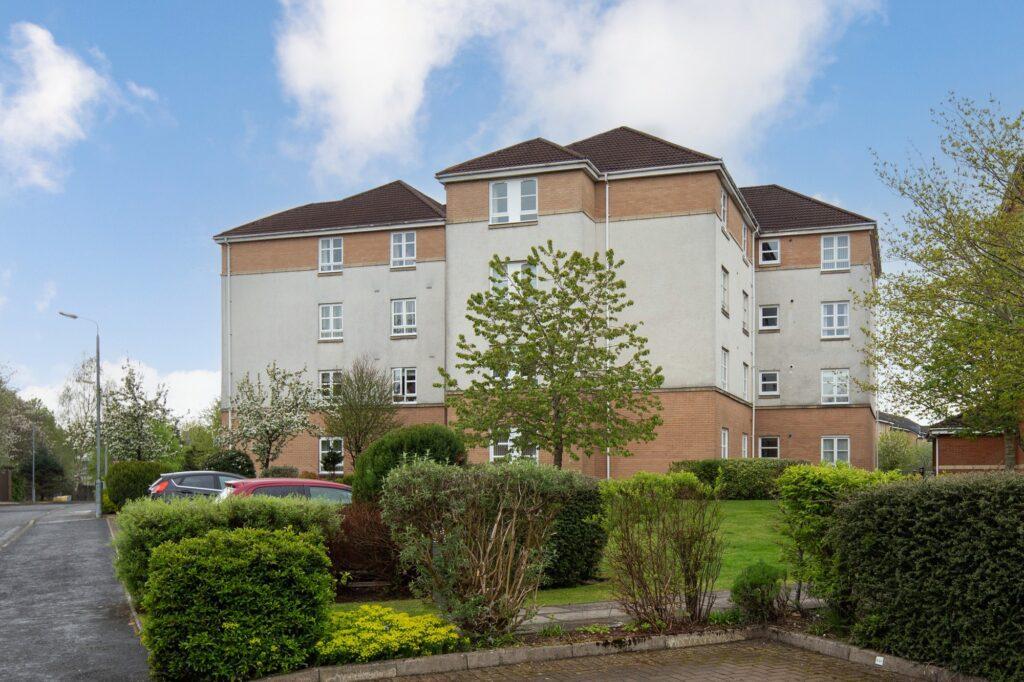 Old Castle Gardens, Cathcart 2 bed flat for sale £149,000