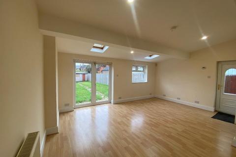 3 bedroom end of terrace house for sale, Desmond Avenue, Hull, HU6 7JZ