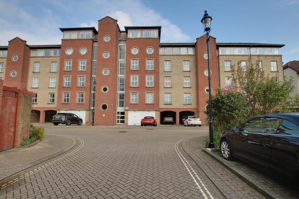Ocean Village, Southampton 3 bed flat for sale £270,000