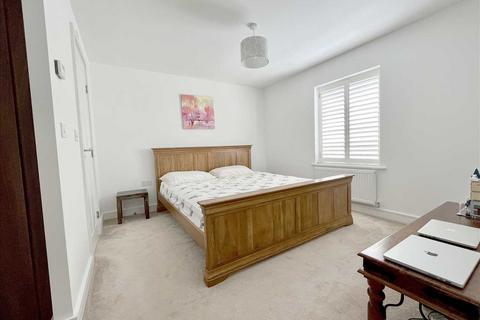 8 Griffiths Close, Bushey, WD23 3EY