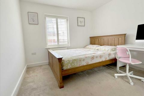 8 Griffiths Close, Bushey, WD23 3EY