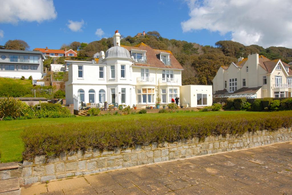 The Riviera, Sandgate, CT20 2 bed apartment for sale £475,000