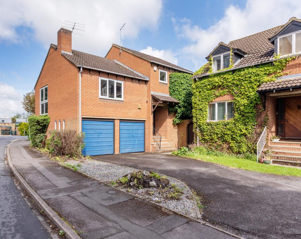 Oldacres, Maidenhead 3 bed detached house for sale £650,000