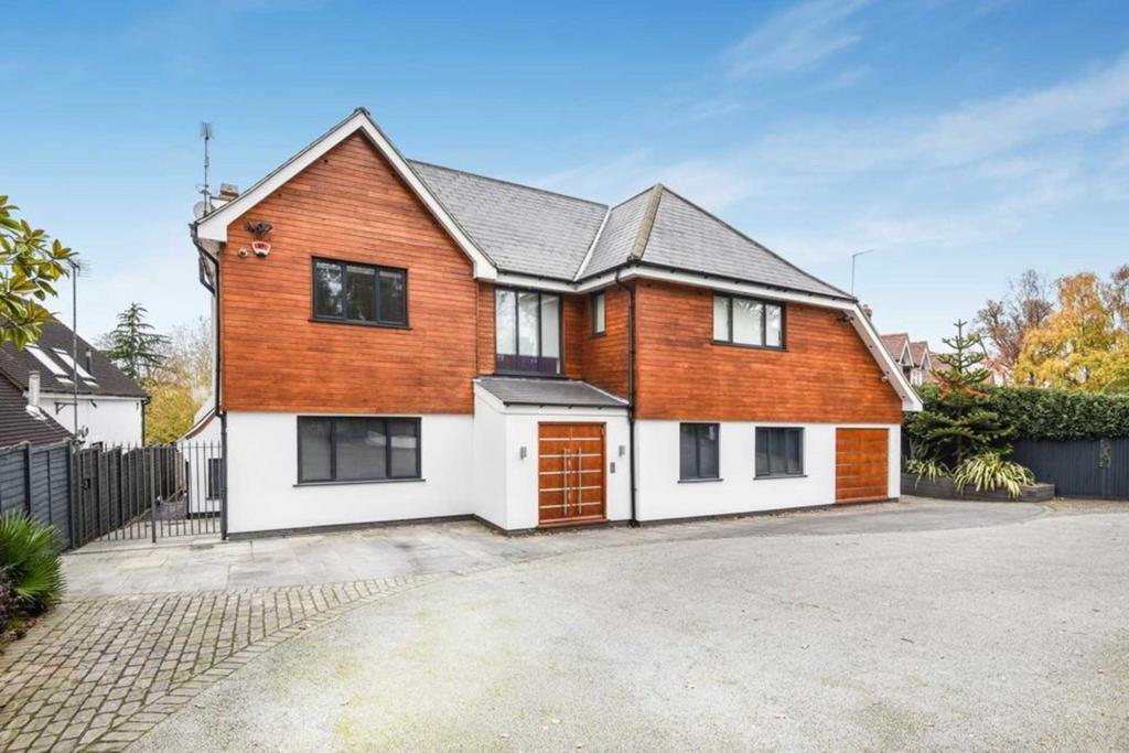 Lane, Elstree 6 bed detached house for sale £2,495,000