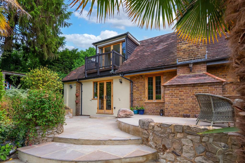 Raglan Road, Reigate, RH2 3 bed link detached house for sale £750,000