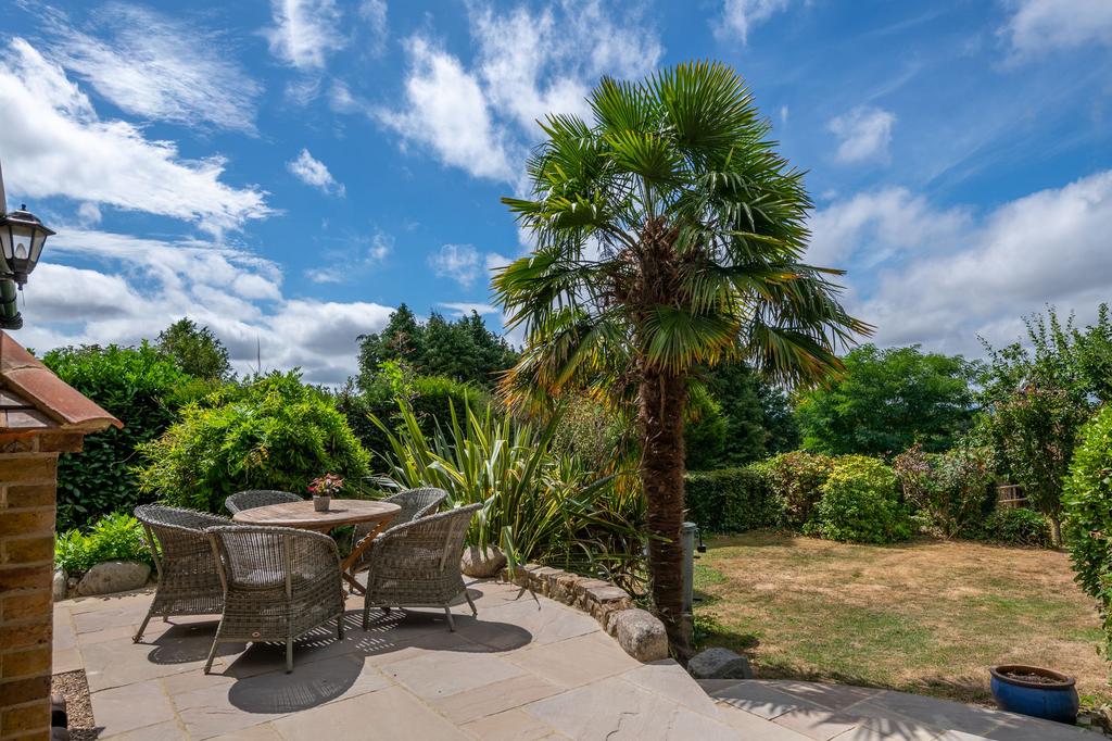 Raglan Road, Reigate, RH2 3 bed link detached house for sale £750,000
