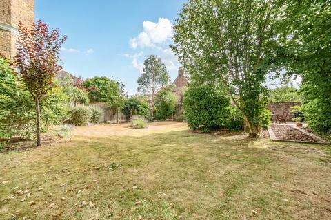 2 bedroom flat for sale, Thamesfield House, Russell Road, Shepperton, TW17