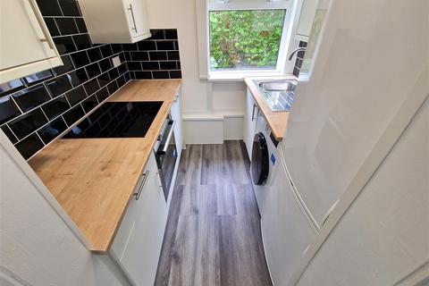 3 bedroom apartment to rent, Curtis Avenue, Kings Park, Glasgow