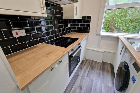 3 bedroom apartment to rent, Curtis Avenue, Kings Park, Glasgow