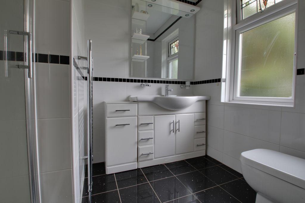 Ensuite to Bed 1