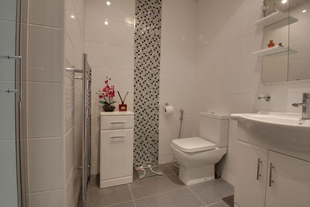 Ensuite to Bed 2