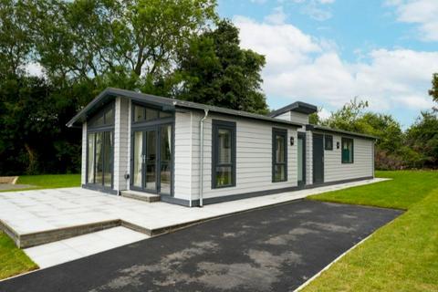 2 bedroom lodge for sale, Faringdon Grange Holiday Lodge Park, , Great Coxwell SN7