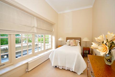 2 bedroom flat to rent, Bracknell Gardens, Hampstead, London