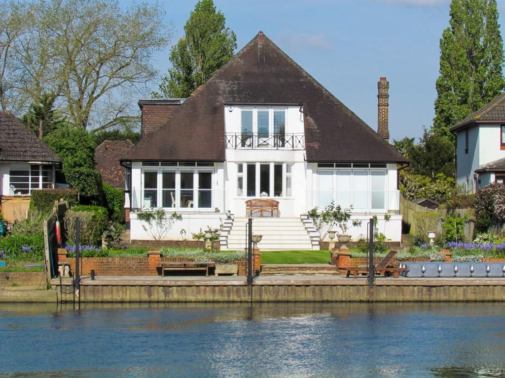 Mayfield Gardens, StainesuponThames 5 bed detached house £5,000 pcm (£1,154 pw)