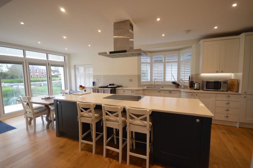 Mayfield Gardens, StainesuponThames 5 bed detached house £5,000 pcm (£1,154 pw)