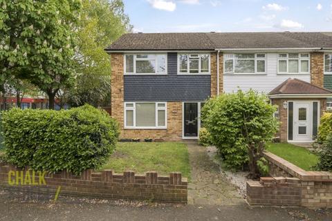 16 Bradwell Close, Hornchurch, RM12 5PR