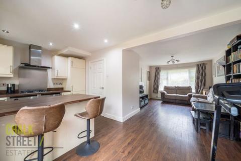 16 Bradwell Close, Hornchurch, RM12 5PR