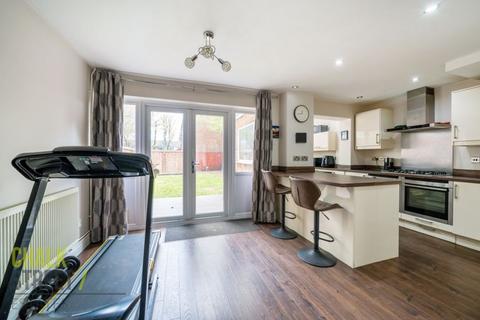 16 Bradwell Close, Hornchurch, RM12 5PR