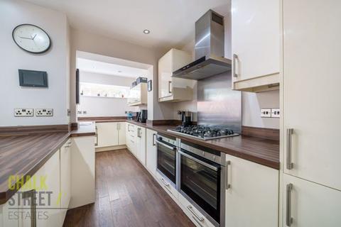 16 Bradwell Close, Hornchurch, RM12 5PR