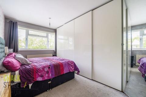 16 Bradwell Close, Hornchurch, RM12 5PR
