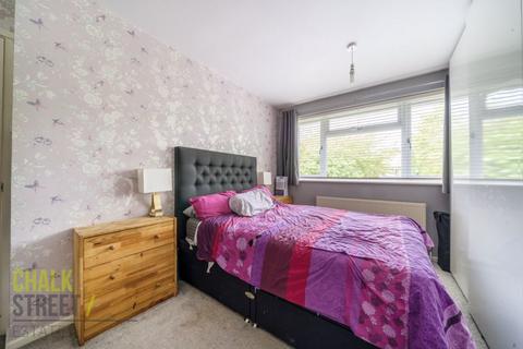 16 Bradwell Close, Hornchurch, RM12 5PR
