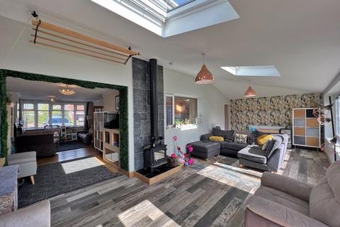 3 bedroom semi-detached house for sale - Wood Hayes Road, WOLVERHAMPTON