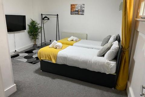 2 bedroom terraced house to rent, York Mews, Ilford, IG1
