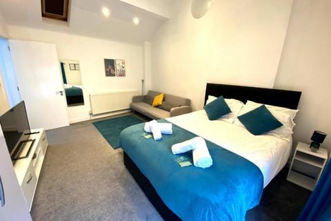 2 bedroom terraced house to rent, York Mews, Ilford, IG1