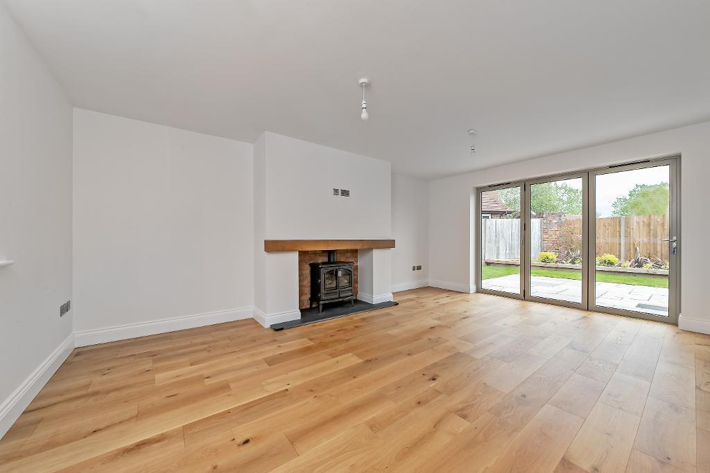 Dunstable Road, Toddington, Bedfordshire, LU5 6DX 4 bed detached house