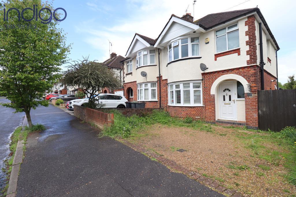 Walcot Avenue, Round Green, Luton, Bedfordshire, LU2 0PW 3 bed semi