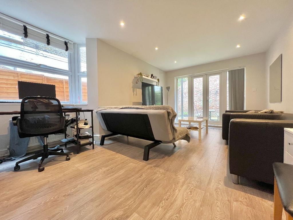 Handforth Road, London, SW9 2 bed apartment £2,500 pcm (£577 pw)