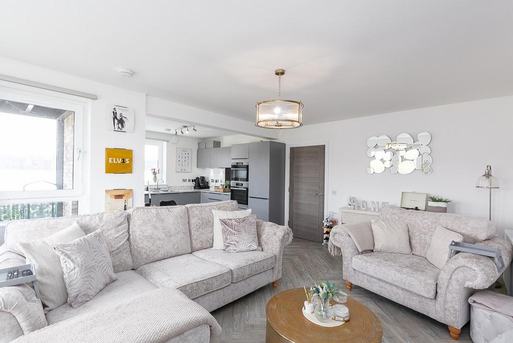 Wintermill Square, Bonnington... 2 bed flat £275,000