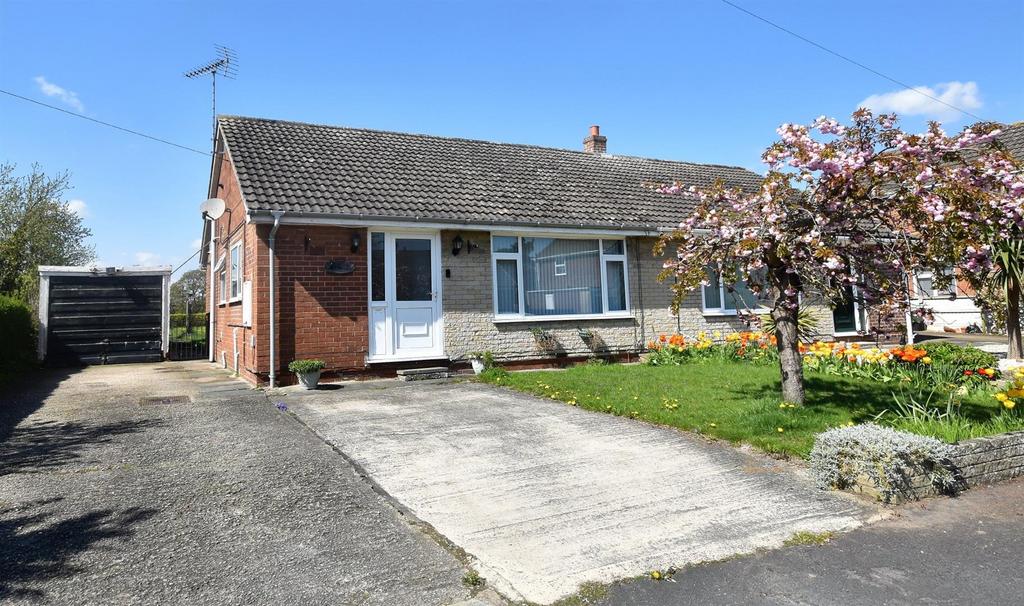 West End Gardens, Pollington 2 bed semidetached bungalow £165,000