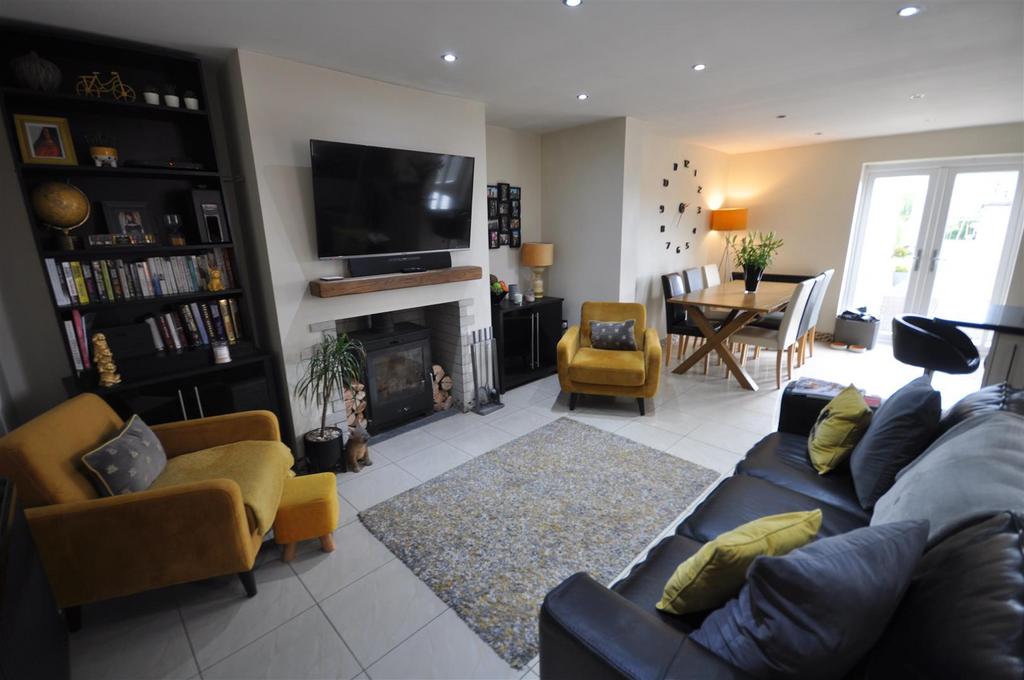 Kirton Lane, Thorne, Doncaster, DN8 3 bed semidetached house £200,000