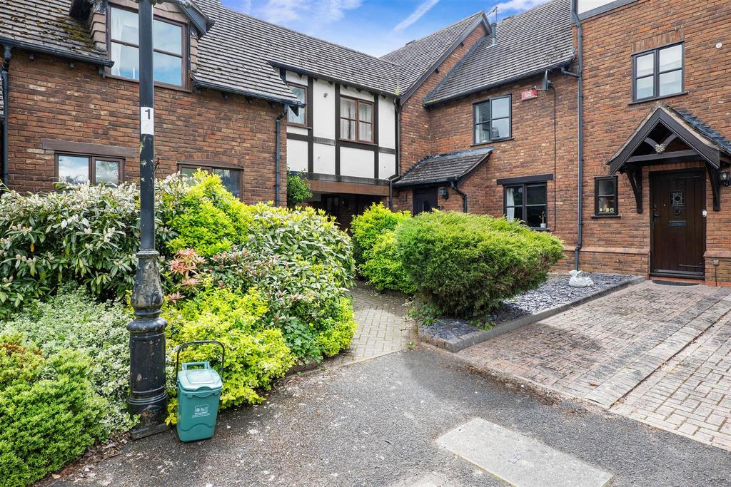 OLD TOWN MEWS, STRATFORD UPON AVON 2 bed terraced house £325,000