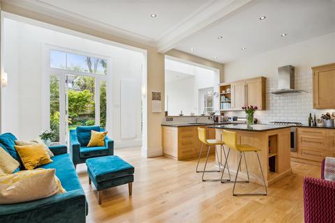 24 Arlington Gardens, London, W4 4EY
