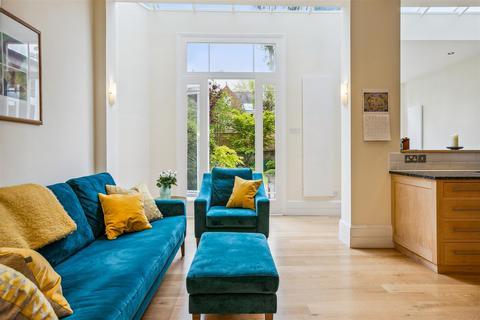 24 Arlington Gardens, London, W4 4EY