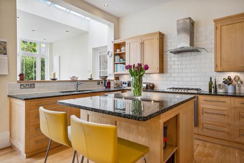 24 Arlington Gardens, London, W4 4EY