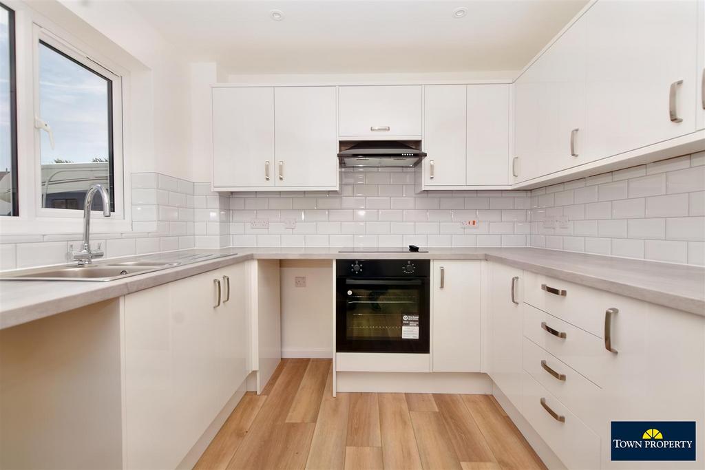 Bridgemere Road, Eastbourne 2 bed end of terrace house £299,950