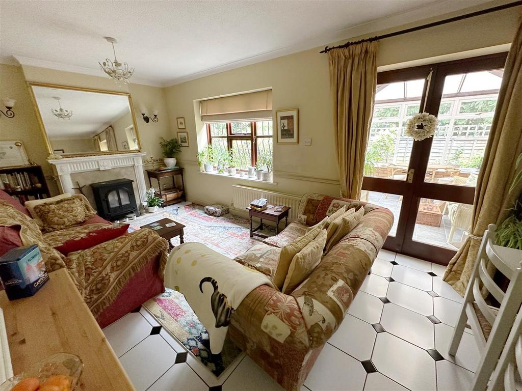 Saffron Walk, StratfordUponAvon 3 bed semidetached house £280,000