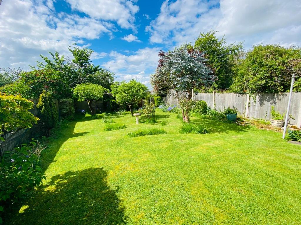 Highlands Avenue, Spinney Hill, Northampton NN3 2 bed semidetached