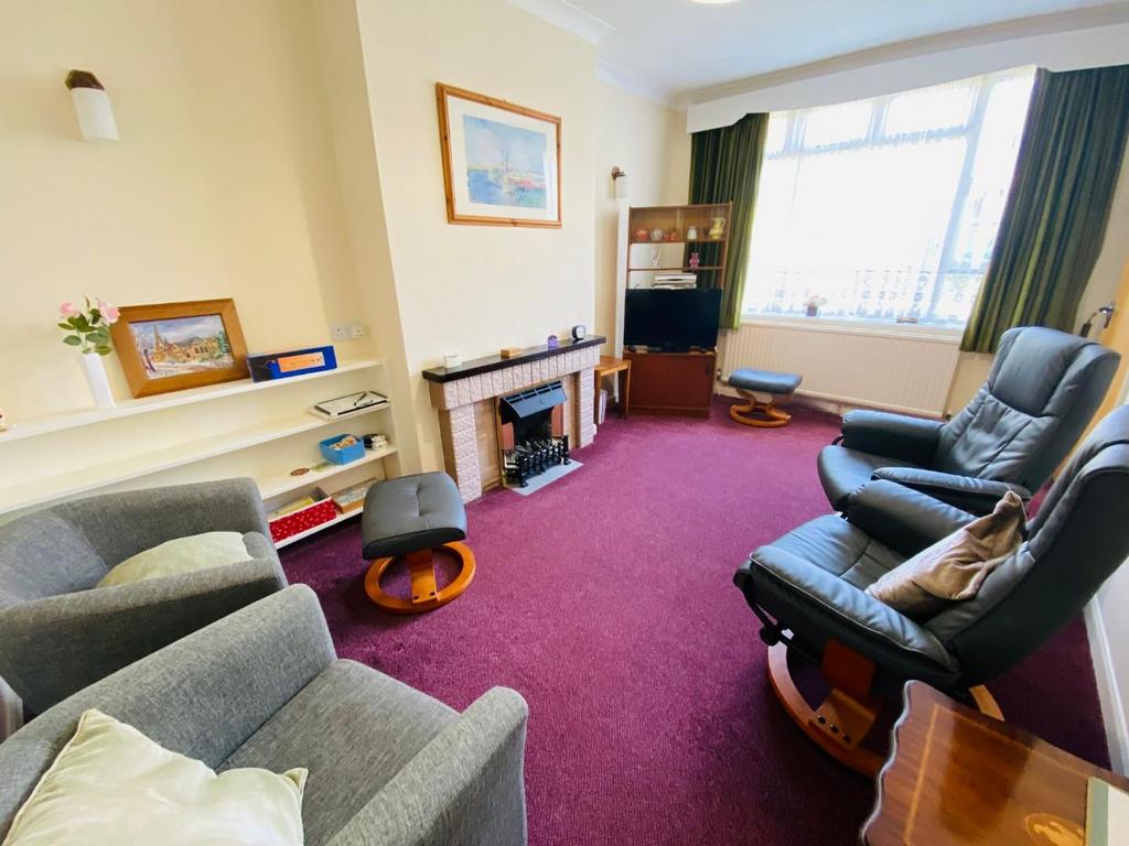 Highlands Avenue, Spinney Hill, Northampton NN3 2 bed semidetached