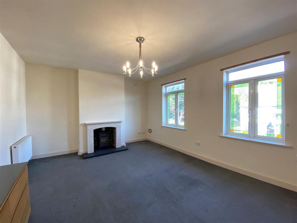Market Street, Disley, Stockport 3 bed duplex to rent £895 pcm (£207 pw)
